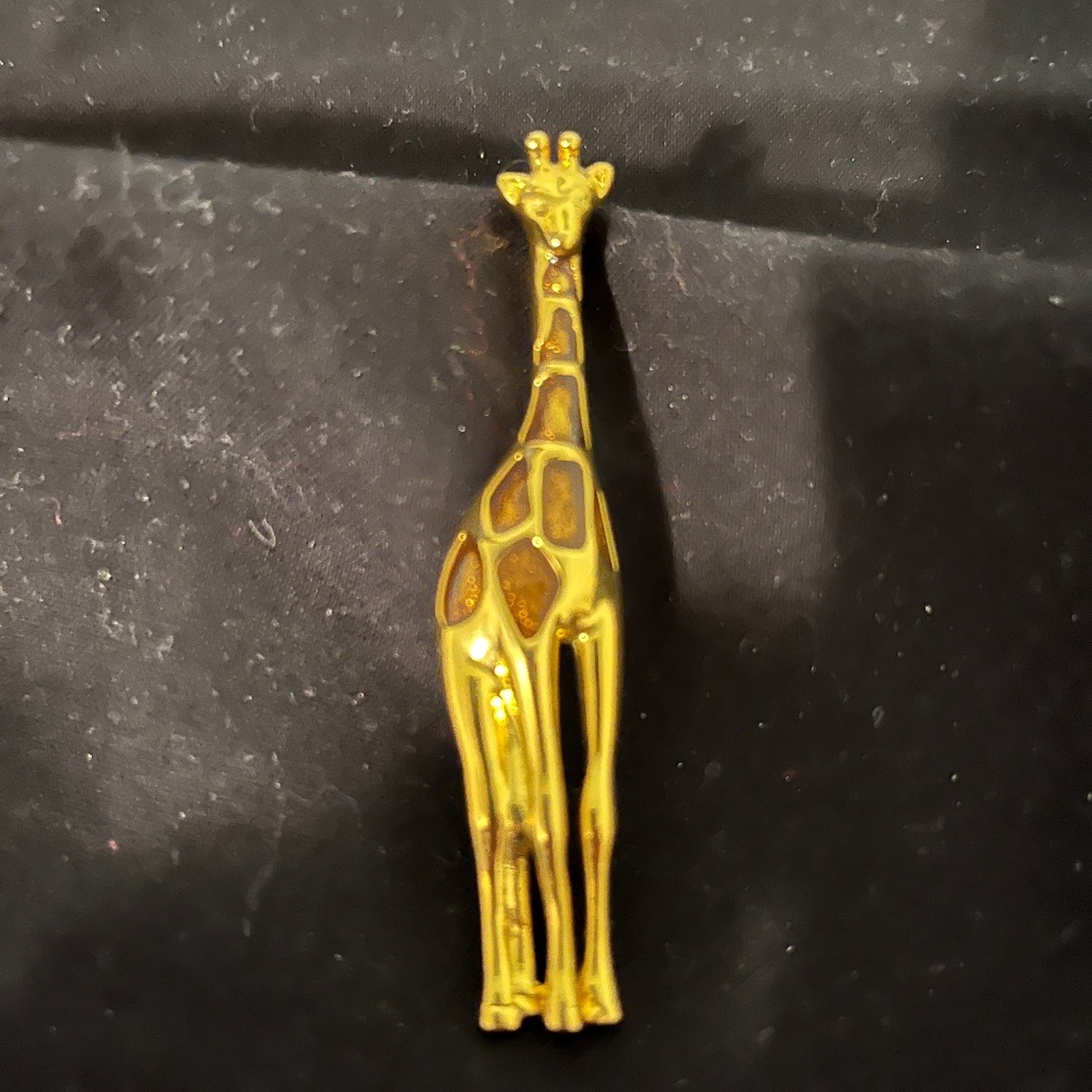 Giraffe Pin